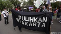 Bahkan mereka juga membawa spanduk soal tuntutan iklim.
