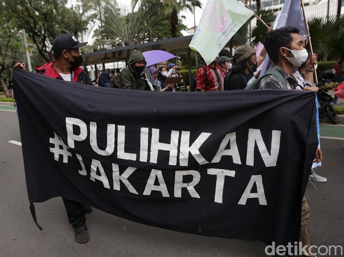Sejumlah aktivis lingkungan melakukan demo di depan Balai Kota DKI. Mereka menyuarakan permasalahan darurat iklim di Indonesia.