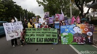 Begini suasana saat para massa aksi melakukan demo di depan Bali Kota DKI Jakarta, Jumat (3/3/2023).