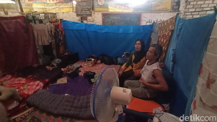 Warga Desa Doropayung mengungsi di tenda bekas Stasiun Juwana, Jumat (3/3/2023).