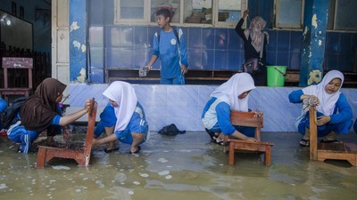 Penampakan Banjir Rendam Sekolah di Kabupaten Karawang