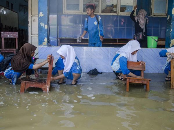 Penampakan Banjir Rendam Sekolah di Kabupaten Karawang