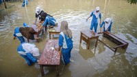 Sekolah tersebut menjadi salah satu fasilitas pendidikan yang terendam banjir setinggi 30 centimeter hingga 1,5 meter.