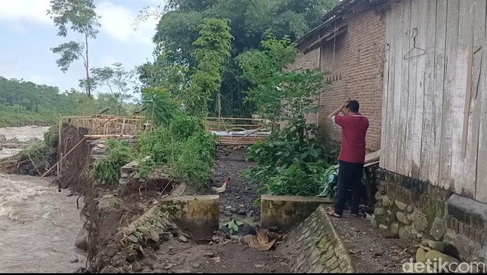 Bantaran sungai di Probolinggo Terkikis karena luapan air sungai