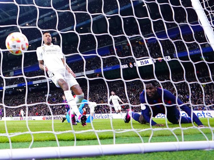 Gol Bunuh Diri Eder Militao Menangkan Barcelona di Bernabeu