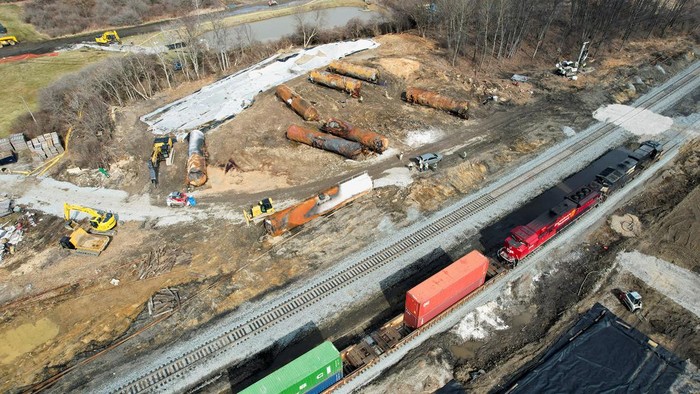 Kereta yang mengangkut bahan kimia berbahaya tergelincir di East Palestine, Ohio, AS pada Februari lalu. Begini kondisi terkini kereta tersebut.