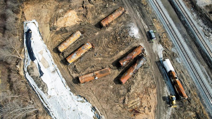 Kereta yang mengangkut bahan kimia berbahaya tergelincir di East Palestine, Ohio, AS pada Februari lalu. Begini kondisi terkini kereta tersebut.