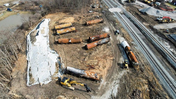 Kereta yang mengangkut bahan kimia berbahaya tergelincir di East Palestine, Ohio, AS pada Februari lalu. Begini kondisi terkini kereta tersebut.