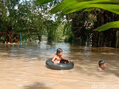 bengawan solo siaga merah mulai membanjiri permukiman warga bojonegoro