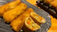  Semua risoles di sini hanya bertahan satu hari saja karena dibuat tanpa pengawet. Paling enak disantap ketika masih hangat, dengan sambal merahnya yang sedap. Foto: detikFood