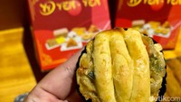 Selain itu ada juga camilan Chicken Pie ala Bika Ambon Yen Yen. Harganya Rp 6.000 per buah, kalau datang siang sedikit, sudah pasti ludes terjual. Foto: detikFood