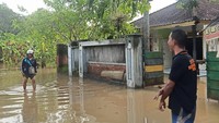 Hujan deras disertai angin kencang melanda beberapa wilayah di Kabupaten Jembrana, Bali, sejak sore hingga malam hari, Senin (27/2/2023). Sedikitnya 58 rumah dan satu pondok pesantren terendam. I Putu Adi Budiastrawan/detikBali