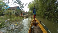 Selasa (28/2) bajir di Desa Banjarsari, Kecamatan Gabus, Kabupaten Pati, Jawa Tengah, terus meninggi. Aktivitas warga sehari-hari kini menggunakan perahu karena jalan permukiman terendam banjir hampir satu meter. Dian Utoro Aji/detikJateng
