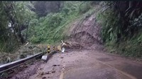 Selasa, (28/2) longsor untuk ketiga kalinya terjadi di Desa Sukomulyo, Pujon, Kabupaten Malang. Akibatnya, akses kendaraan baik roda dua maupun roda empat ditutup sementara. Dok. BPBD Malang