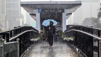 Faktor lainnya penyebab angin kencang di Jakarta itu adalah karena kondisi atmosfer. BMKG menyebutkan ada kelembapan atmosfer yang signifikan sehingga meningkatkan pertumbuhan awan hujan di Jawa bagian barat. Ari Saputra/detikcom