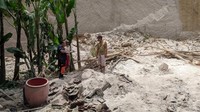 Dari wilayah Jateng, terjadi tebing longsor di Desa Tunggulrejo, Kecamatan Jumantono, Kabupaten Karanganyar, Minggu (26/2). Akibatnya, kandang ayam dengan ukuran panjang 25 meter dan lebar 5 meter itu rusak parah tertimpa longsor. Tah hanya itu, ratusan ekor ayam juga terkubur hidup-hidup. Dok. BPBD Karanganyar