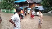 Banjir bandang yang kembali melanda wilayah Kabupaten Bima, Nusa Tenggara Barat (NTB), Minggu (26/2), menghanyutkan satu unit rumah milik warga. Beruntung, pemilik rumah cepat menyelamatkan diri dalam insiden tersebut. Dok. detikBali