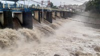 Minggu (26/2), hujan deras yang mengguyur kawasan Puncak, Bogor, Jawa Barat sempat mengakibatkan Tinggi Muka Air (TMA) Sungai Ciliwung meningkat hingga 70 cm. Bendung Katulampa Bogor mengeluarkan status Siaga IV saat itu. Muchamad Sholihin/detikcom