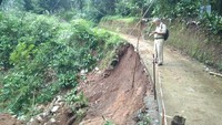 Senin (27/2), 22 bencana terjadi di 14 Kecematan di Kabupaten Bogor dalam semalam. Staf Kedaruratan BPBD Kabupaten Bogor, Jalaludin, mengatakan, uluhan bencana tersebut tersebar di 14 kecamatan dari total 40 kecamatan yang ada di Kabupaten Bogor. Tidak ada korban jiwa maupun luka dalam kejadian tersebut, hanya saja ada dua rumah ambruk dan satu rumah rusak ringan. Jalal merinci, dari total 22 bencana yang terjadi, sebanyak 16 kejadian di antaranya bencana longsor, 4 kejadian bencana angin kencang, dan 2 kejadian bencana rumah ambruk. Dok. BPBD Kabupaten Bogor
