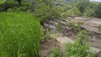 Sebanyak 22 kepala keluarga (KK) di Desa Saukibe, Kecamatan Amfoang Barat Laut, Kabupaten Kupang, Nusa Tenggara Timur (NTT) terancam gagal panen akibat Sungai Bonpo meluap pada, Senin (27/2) tanaman padi, jagung, ubi, hingga pisang di lahan mereka terendam. Diperkirakan luas lahan pertanian yang terendam mencapai ratusan hektare. Banjir juga merendam 12 rumah. Peristiwa itu terjadi sejak Minggu (26/2) malam. Yufen Ernesto Bria/detikBali