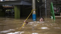 Dari Ibu Kota, hujan deras yang mengguyur membuat seratusan RT diterjang banjir. BPBD DKI Jakarta mengatakan Kali Ciliwung di wilayah Kampung Melayu, Jakarta Timur, kembali meluap. Hal tersebut mengakibatkan banjir setinggi satu meter di dua RT Kampung Melayu. Lalu RT di Kembangan Utara, Tegal Alur, Rawa Buaya, Bidara Cina, Cilandak Timur, dan Cililitan juga terendam banjir. Ketinggian air bervariasi mulai dari 20 hingga 60 cm. ANTARA FOTO/Muhammad Adimaja