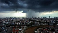 Diketahui, akhir-akhir ini peristiwa angin kencang dan hujan deras melanda sejumlah wilayah Indonesia salah satunya di Ibu Kota. Badan Meteorologi Klimatologi dan Geofisika (BMKG) menjelaskan salah satu faktor penyebab angin kencang tersebut adalah karena siklon tropis Freddy. Rifkianto Nugroho/detikcom