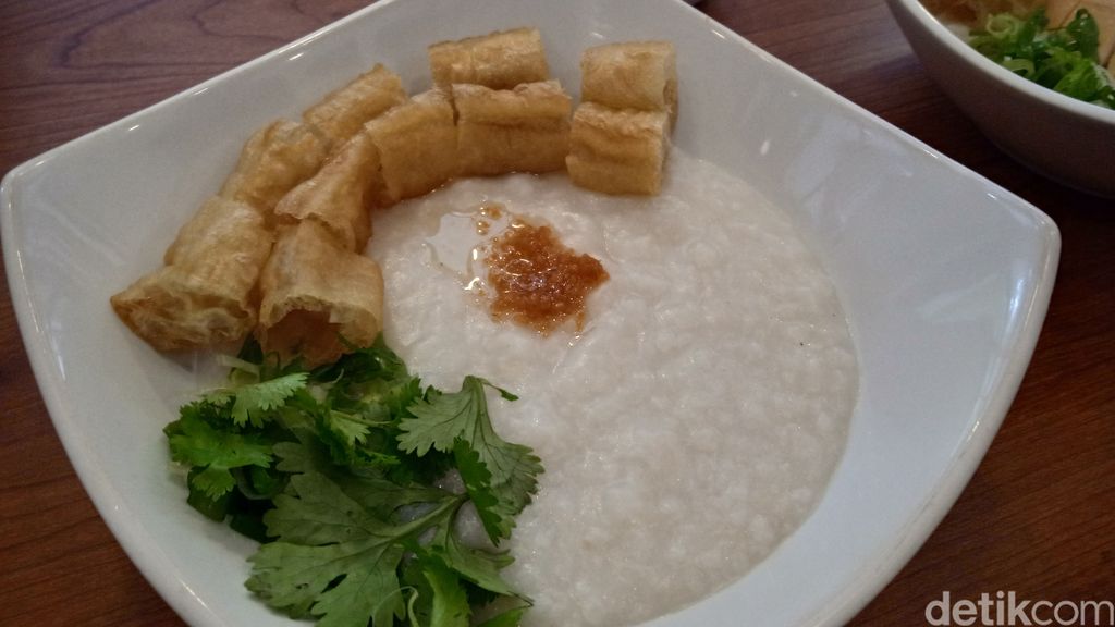 Gurih Hangat Bubur Ayam ala Chinese Food dengan Topping Telur Pitan