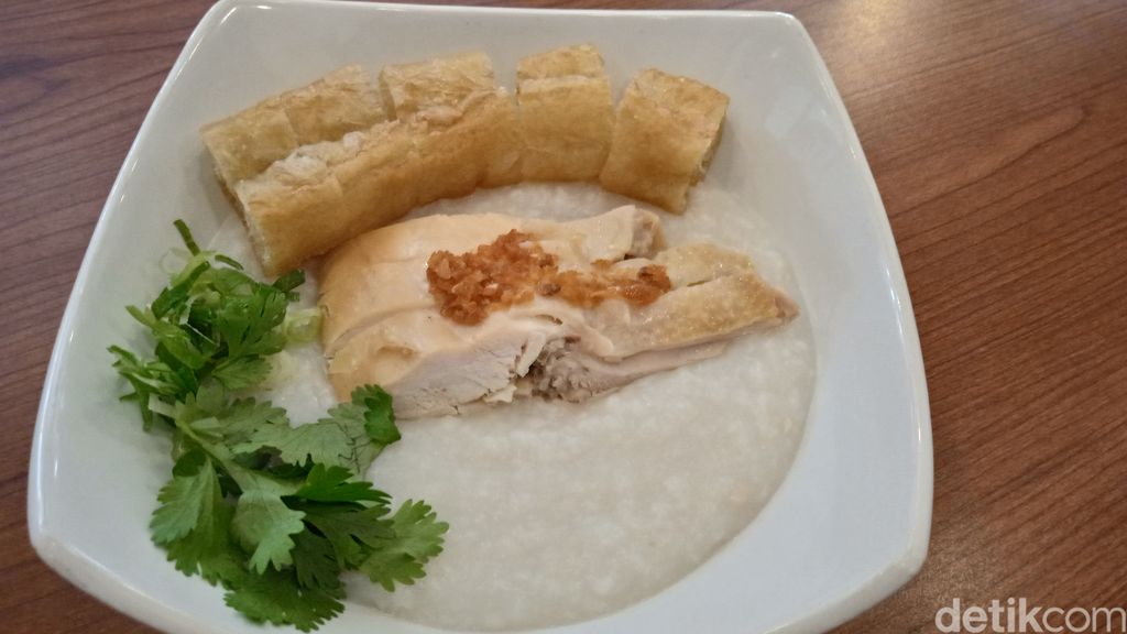 Gurih Hangat Bubur Ayam ala Chinese Food dengan Topping Telur Pitan