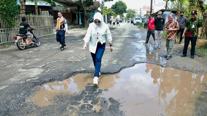 Bupati Klaten Sri Mulyani melakukan sidak jalan rusak akibat angkutan material proyek tol, Jumat (3/3/2023).