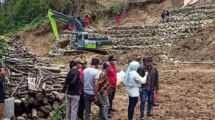 Bupati Klaten Sri Mulyani mengecek bukit batuan purba di Bayat, Jumat (3/3/2023).