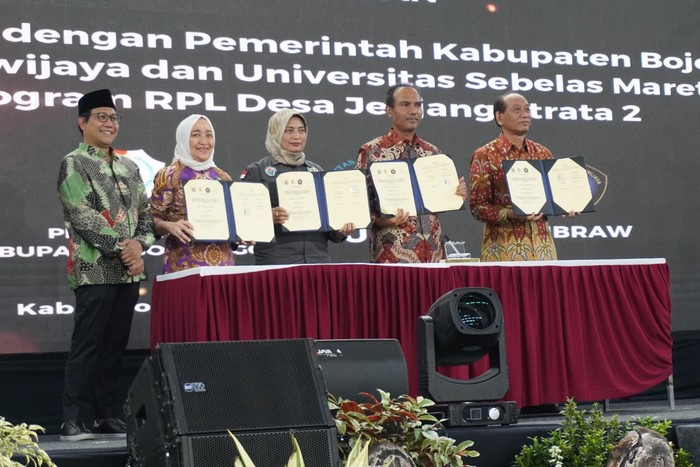 Cerita Mahasiswa RPL Desa Kuliah Sambil Jemur Gabah, Dapat IPK 3,23