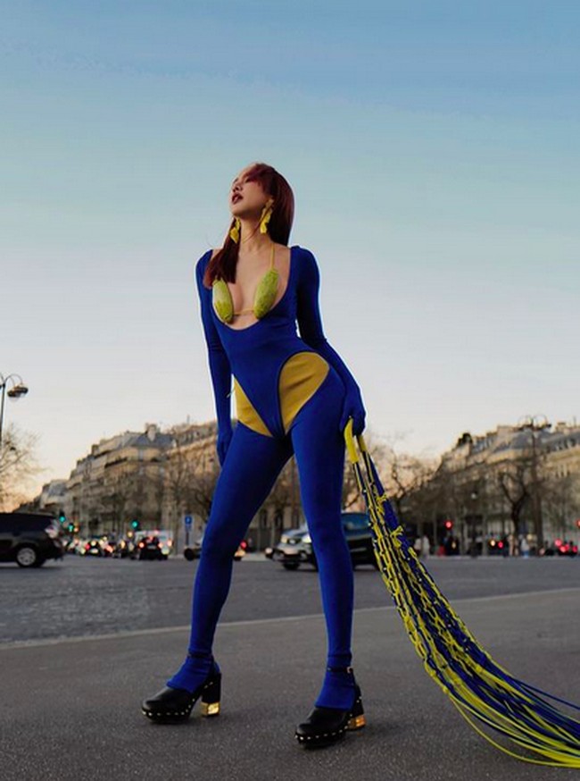 Looks like a superhero outfit,” demikian bunyi sebuah komentar di unggahan tersebut. Kemudian netizen lain berkomentar bahwa bra tersebut seperti terbuat dari kulit pepaya.  (Foto: Instagram/@ms_kuan)