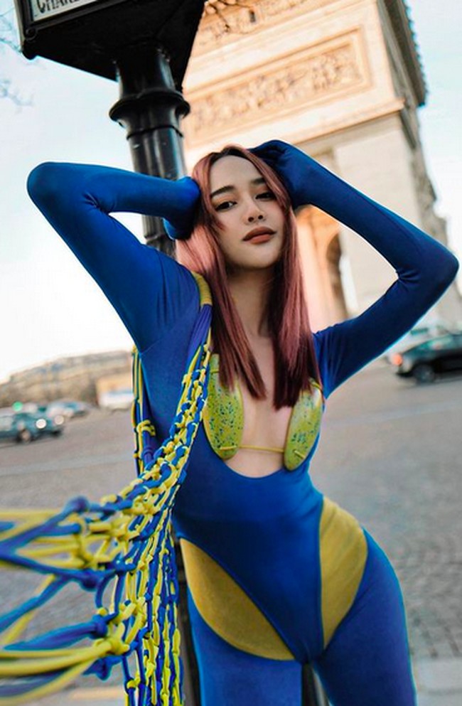 Baju yang ketat tersebut memiliki bukaan pada bagian sehingga mengekspos bra hijau yang bentuknya tak biasa. Banyak yang memuji penampilannya, tapi ada pula yang menebak material bra tersebut. (Foto: Instagram/@ms_kuan)