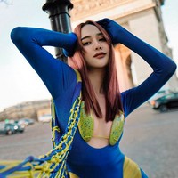 Baju yang ketat tersebut memiliki bukaan pada bagian sehingga mengekspos bra hijau yang bentuknya tak biasa. Banyak yang memuji penampilannya, tapi ada pula yang menebak material bra tersebut. (Foto: Instagram/@ms_kuan)