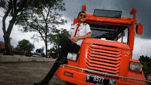 Cita-cita Kandas, Sopir Odong-odong Ini Necis Berseragam Pilot