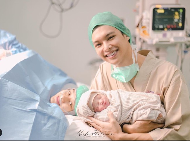 Pada tanggal 2 Maret, pukul 02.03 AM lahirlah anak kedua Dinda dan Rey yang mereka beri nama Kaba. Kaba lahir dengan berat 3.025 gram dan tinggi 45 cm. Foto: Instagram/@dindahw
