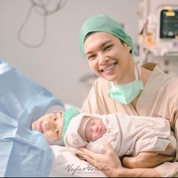 Pada tanggal 2 Maret, pukul 02.03 AM lahirlah anak kedua Dinda dan Rey yang mereka beri nama Kaba. Kaba lahir dengan berat 3.025 gram dan tinggi 45 cm. Foto: Instagram/@dindahw