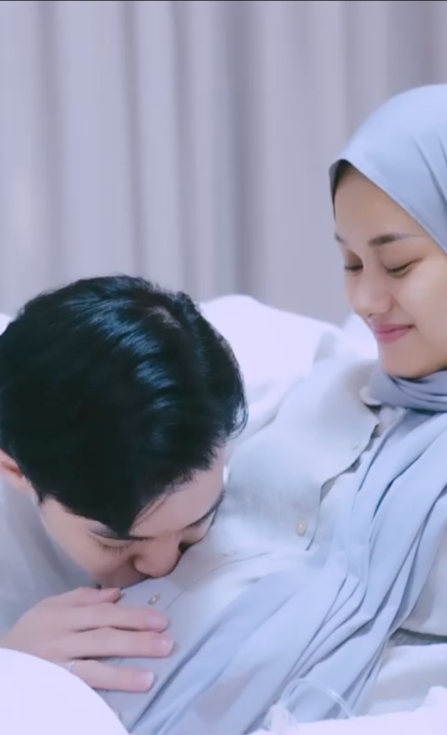 Selama di rumah sakit Rey Mbayang tampak siaga dan setia menemani istri tercintanya menunggu proses persalinan. Seperti dalam foto Rey tampak mencium baby bump di perut Dinda dengan penuh cinta. Foto: Instagram/@dindahw