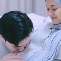 Selama di rumah sakit Rey Mbayang tampak siaga dan setia menemani istri tercintanya menunggu proses persalinan. Seperti dalam foto Rey tampak mencium baby bump di perut Dinda dengan penuh cinta. Foto: Instagram/@dindahw