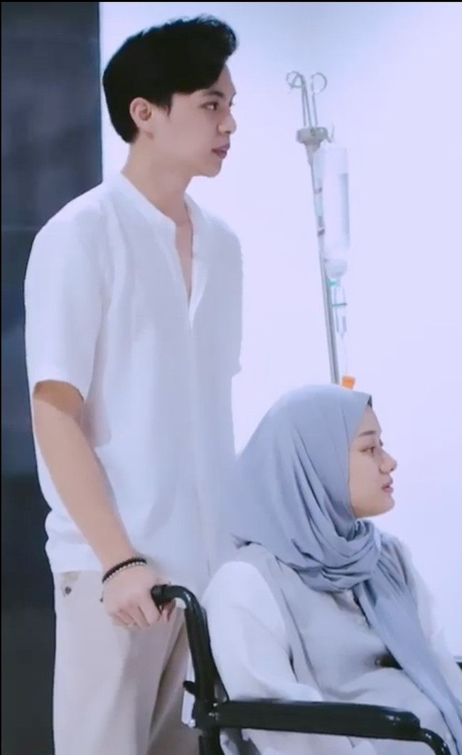 Rey Mbayang juga tampak mendorong kursi roda sang istri. Tampak wajah keduanya yang sedikit tegang menuunggu anak keduanya lahir. Foto: Instagram/@dindahw