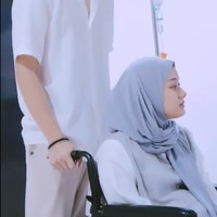 Rey Mbayang juga tampak mendorong kursi roda sang istri. Tampak wajah keduanya yang sedikit tegang menuunggu anak keduanya lahir. Foto: Instagram/@dindahw