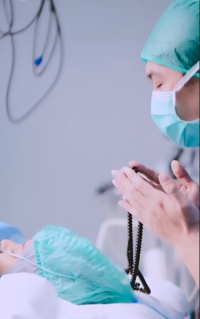 Saat sang istri berada di ruang operasi untuk melahirkan putra kedua mereka, Rey tak henti memanjatkan doa untuk keselamatan istri dan anaknya. Foto: Instagram/@dindahw