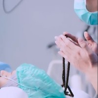 Saat sang istri berada di ruang operasi untuk melahirkan putra kedua mereka, Rey tak henti memanjatkan doa untuk keselamatan istri dan anaknya. Foto: Instagram/@dindahw