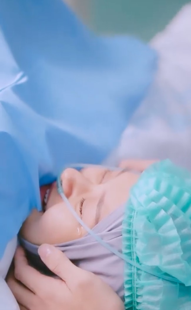 Proses persalinan berjalan dengan penuh haru. Dinda Hauw sampai meneteskan air mata di tengah-tengah persalinan anak keduanya itu. Foto: Instagram/@dindahw