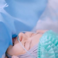 Proses persalinan berjalan dengan penuh haru. Dinda Hauw sampai meneteskan air mata di tengah-tengah persalinan anak keduanya itu. Foto: Instagram/@dindahw