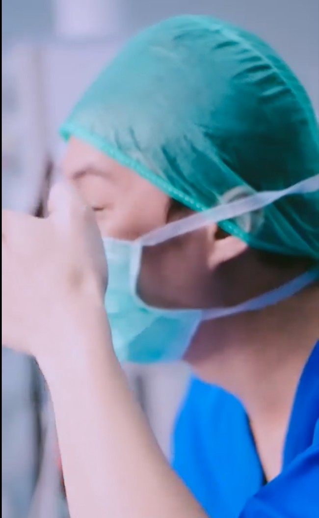 Tak hanya Dinda, Rey Mbayang juga beberapa kali menyeka air mata yang menetes di wajahnya. Ia tampak begitu terharu menyaksikan proses persalinan anak keduanya itu. Foto: Instagram/@dindahw