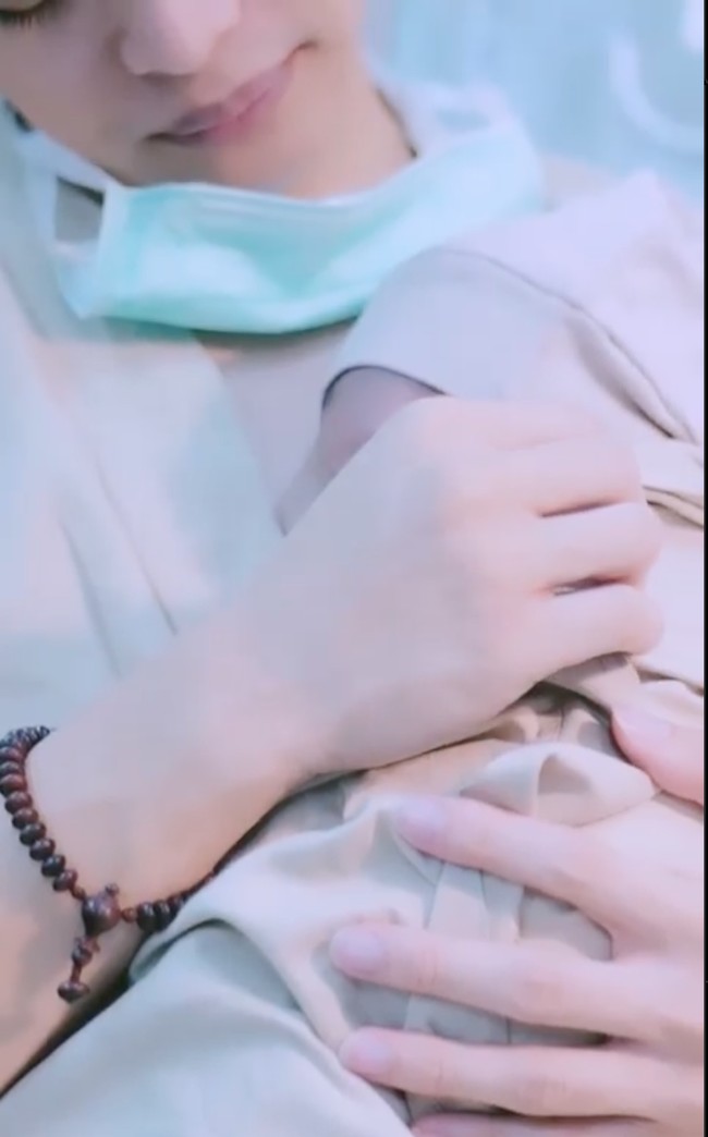 Melalui unggahan di akun Instagram pribadinya Dinda pun menulis pesan menyentuh untuk sang anak. Anakku Kaba… Dari awal kamu datang begitu sangat mengagetkan kami… Seketika trauma yang pernah Bunda rasakan berubah menjadi haru bahagia saat mengetahui kamu hadir di perutku… Kamu hebat sekali , kuat menemani bunda berjalan dari pertama kali Bunda umroh sampai kita keliling ke negri sakura… Masya Allah Tabarakallah, tulisnya. Foto: Instagram/@dindahw