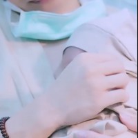 Melalui unggahan di akun Instagram pribadinya Dinda pun menulis pesan menyentuh untuk sang anak. Anakku Kaba… Dari awal kamu datang begitu sangat mengagetkan kami… Seketika trauma yang pernah Bunda rasakan berubah menjadi haru bahagia saat mengetahui kamu hadir di perutku… Kamu hebat sekali , kuat menemani bunda berjalan dari pertama kali Bunda umroh sampai kita keliling ke negri sakura… Masya Allah Tabarakallah, tulisnya. Foto: Instagram/@dindahw