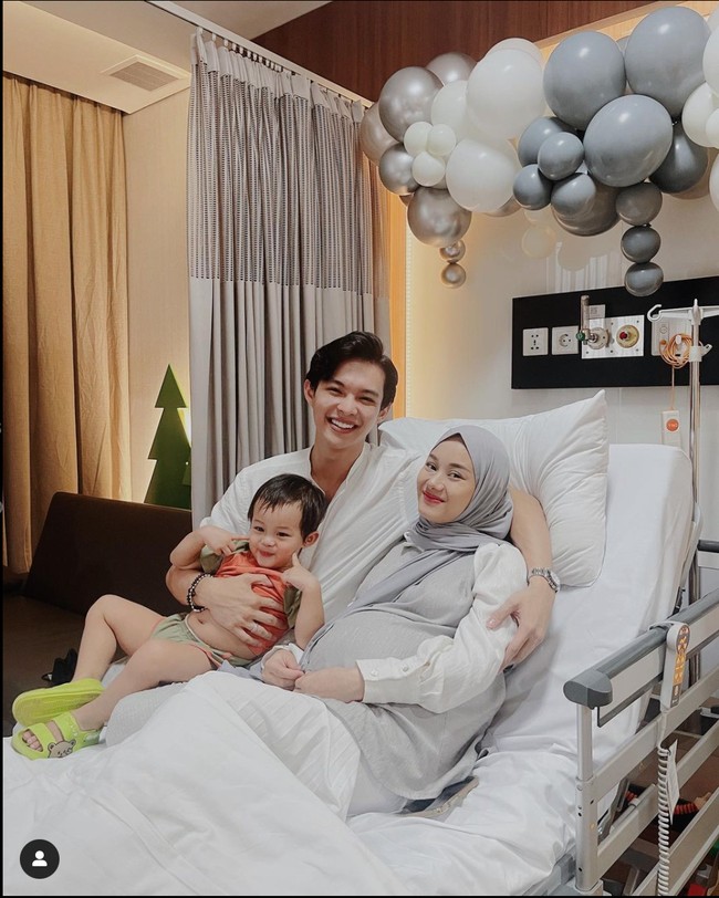 Melalui akun Instagram pribadinya Dinda Hauw membagikan proses persalinan anak keduanya. Terlihat sang suami, Rey Mbayang dan anak pertamanya, Shaka menemani Dinda selama di rumah sakit. Foto: Instagram/@dindahw