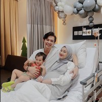 Melalui akun Instagram pribadinya Dinda Hauw membagikan proses persalinan anak keduanya. Terlihat sang suami, Rey Mbayang dan anak pertamanya, Shaka menemani Dinda selama di rumah sakit. Foto: Instagram/@dindahw
